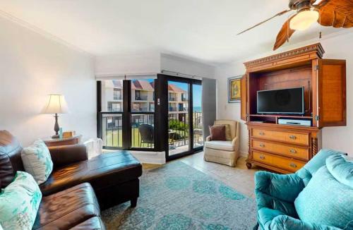 ein Wohnzimmer mit Sofa und Fernseher in der Unterkunft Gulfside Townhome 6 townhouse in Gulf Shores