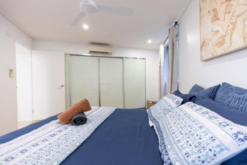 Una cama o camas en una habitación de Seaview Serenity Whitsundays