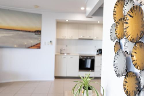 Una cocina o cocineta en Seaview Serenity Whitsundays