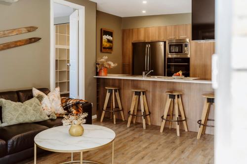 Кухня или мини-кухня в Hamilton House - Snowy Mountain Luxury Villas
