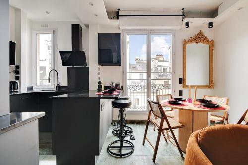 une cuisine et un salon avec une table et des chaises dans l'établissement Amazing apartment 1BR-4P - Centre Beaubourg, à Paris