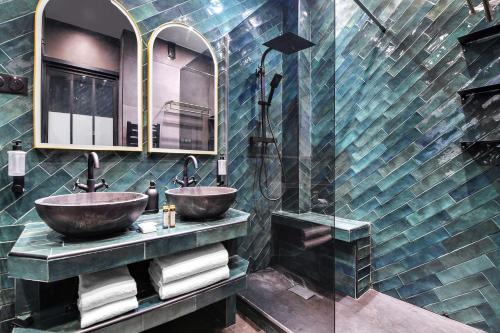 une salle de bain avec deux lavabos et une douche dans l'établissement Amazing apartment 1BR-4P - Centre Beaubourg, à Paris