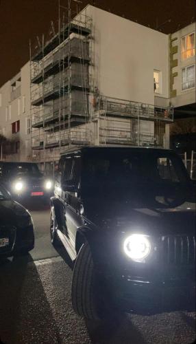 une jeep noire garée dans une rue de la ville la nuit dans l'établissement Chalet bleu, à Tremblay-en-France