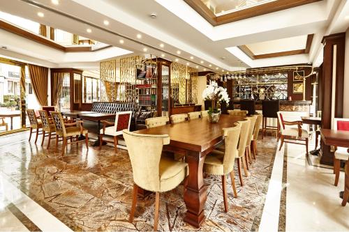 een eetkamer met een houten tafel en stoelen bij Beethoven Hotel - Special Category in Istanbul