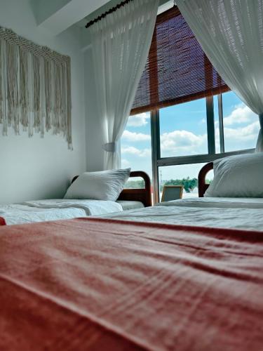 Ένα ή περισσότερα κρεβάτια σε δωμάτιο στο ILHAM SURI Boho Apartment in Wakaf Che Yeh