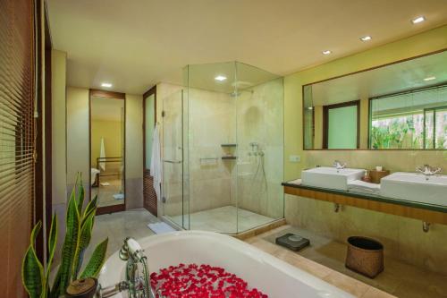 Koupelna v ubytování Komaneka at Rasa Sayang Ubud