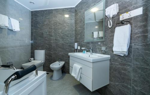 Garnet Hotel Tashkentにあるバスルーム