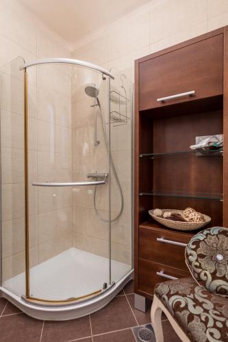 a shower with a glass door in a bathroom at Villa Magnolia Umag in Umag