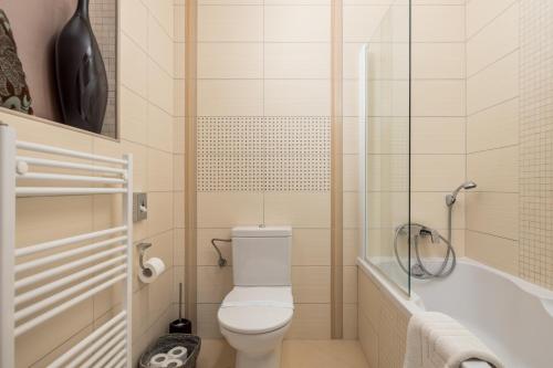 a bathroom with a toilet and a bath tub at Villa Magnolia Umag in Umag