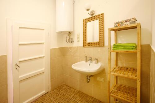 y baño con lavabo y espejo. en Harangvirág 36 Vendégház, en Kismaros