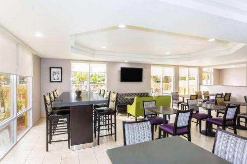 La Quinta by Wyndham Orlando Universal area - Free Shuttle to Universal Image