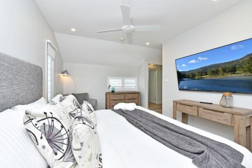 Postel nebo postele na pokoji v ubytování Bluewater Bliss at Caves Beach Villas