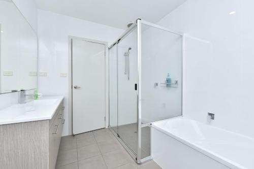 Koupelna v ubytování Bluewater Bliss at Caves Beach Villas