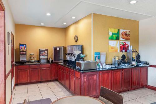 Příslušenství pro přípravu čaje a kávy v ubytování Quality Inn & Suites Wichita Falls I-44