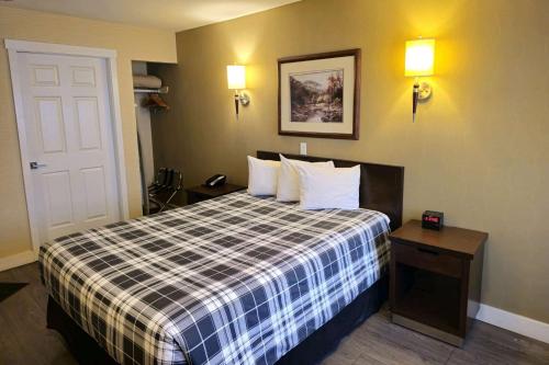 Cama o camas de una habitación en Rodeway Inn & Suites