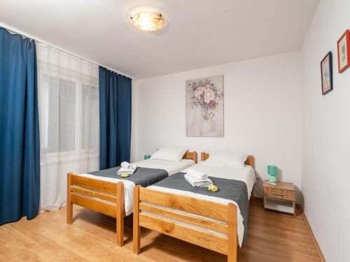 Apartment Lolo - Two Bedroom Apartment with Loggia and Street View