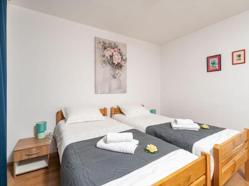 Apartment Lolo - Two Bedroom Apartment with Loggia and Street View