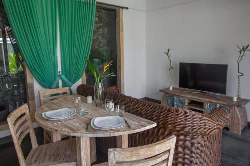 Μια τηλεόραση ή/και κέντρο ψυχαγωγίας στο Two Lizards Beach Villas