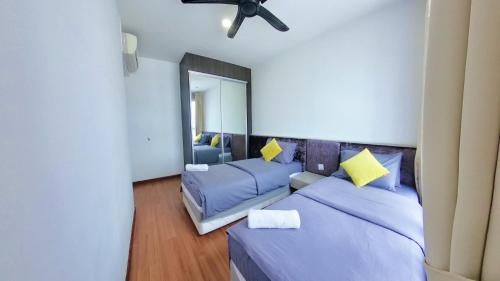 Χώρος καθιστικού στο I-City 2R,2B, FREE Wifi & 50inch SmartTV fit 1-9pax