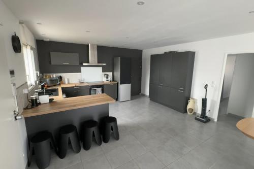 - une cuisine avec un comptoir dans une pièce dans l'établissement Villa neuve sans vis à vis avec piscine privée, à Saint-Gilles