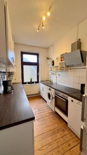 a kitchen with a sink and a stove top oven at Zentrale 2-Zimmer-Monteurwohnung in Neumünster in Neumünster
