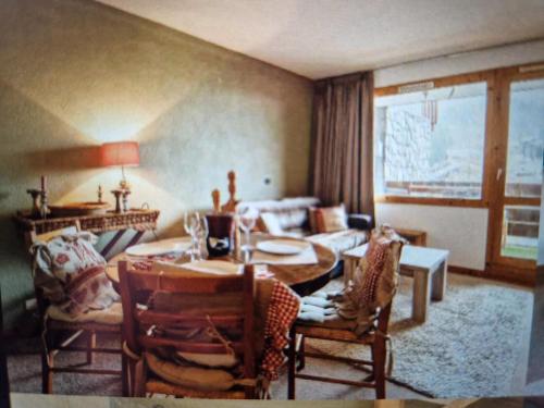 un salon avec une table et des chaises dans l'établissement Valmorel appartement, à Valmorel