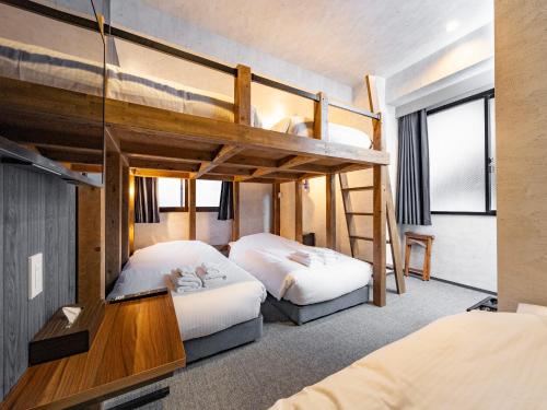 2 letti in una camera con 2 letti a castello di WELLSTAY Namba ad Osaka