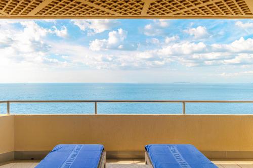 une vue sur l'océan depuis le balcon d'un bateau de croisière dans l'établissement Royal Cliff Beach Hotel Pattaya, à Pattaya (sud)