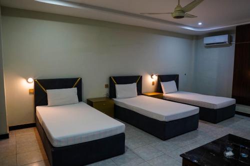 Una cama o camas en una habitación de Executive Residency
