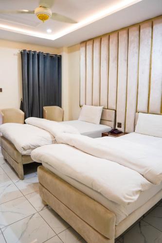 Una cama o camas en una habitación de Executive Residency