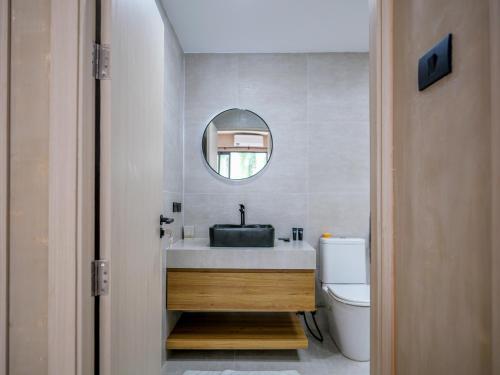 Ένα μπάνιο στο The Pool Residence