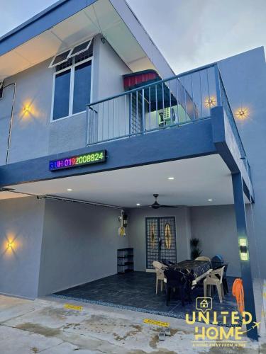 Bangunan di mana terletaknya vila ini