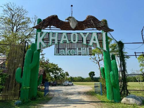 un cancello con un cartello che legge il cactus di hayuana di Khao Yai Lake Hill Resort a Khanong Phra