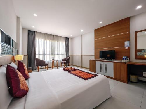a hotel room with a large bed and a television at KHÁCH SẠN SAO MAI in Cao Lãnh