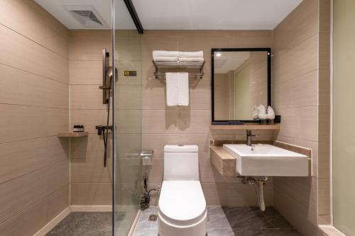 a bathroom with a toilet and a sink at 汉诺酒店-Canton Fair Free Shuttle Bus in Guangzhou