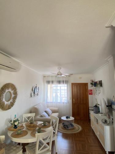 salon ze stołem i kanapą w obiekcie Casa Nico w mieście Torrevieja