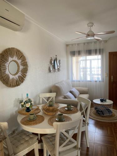 salon ze stołem, krzesłami i kanapą w obiekcie Casa Nico w mieście Torrevieja