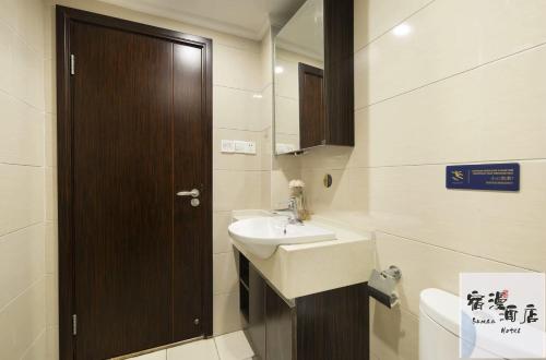 Koupelna v ubytování Su Man Designer River View Hotel宿漫设计师江景酒店重庆洪崖洞店