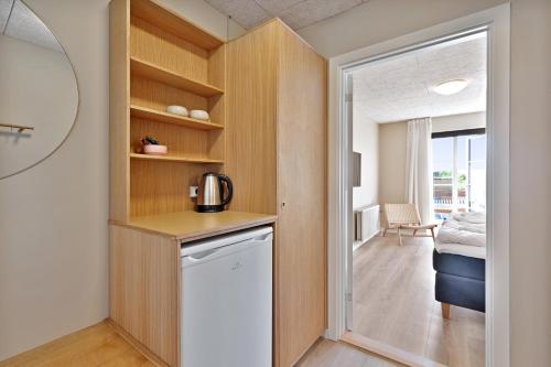 Kuchyň nebo kuchyňský kout v ubytování Hotel Klitbakken