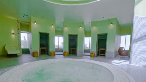 une grande salle de bain avec une grande baignoire dans une pièce dans l'établissement Gorgora Eco Resort By Ethiopian Skylight, à Gorgora