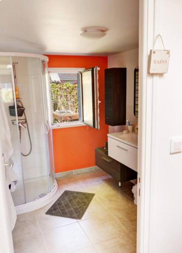 une salle de bain avec douche et lavabo dans l'établissement Maison familiale avec accès à la plage, à Mesquer