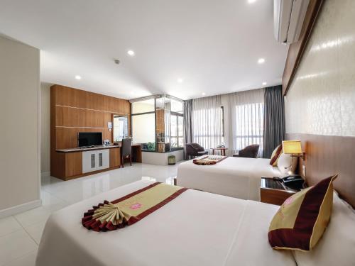 a hotel room with two beds and a kitchen at KHÁCH SẠN SAO MAI in Cao Lãnh