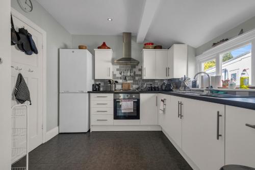 Kuchyň nebo kuchyňský kout v ubytování Little Haven A stunning Bungalow in Minnis Bay - Pass the Keys