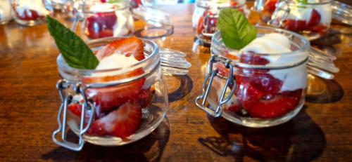 twee weckpotten gevuld met aardbeien en slagroom bij Villa Stratus in Gdańsk