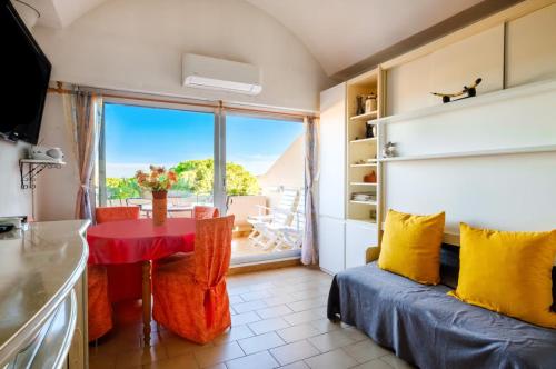 une petite cuisine avec une table et une fenêtre dans l'établissement Charmant appartement 4 personnes vue mer, à Antibes