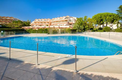 une grande piscine devant un immeuble dans l'établissement Charmant appartement 4 personnes vue mer, à Antibes