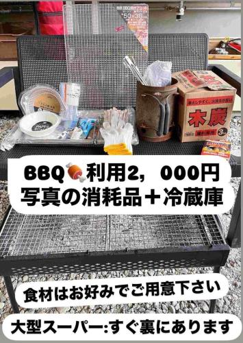 a sign for a bird cage with food and a box at 赤だすき_別邸 in Hakuba