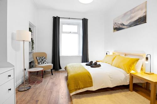 Un dormitorio con una cama con un osito de peluche encima. en 2 Bed-Ground Floor-Free Parking, en Fife