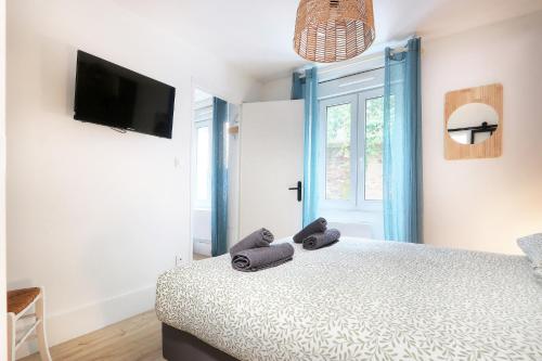 une chambre avec un lit avec deux serviettes dessus dans l'établissement Menorca, à Rennes