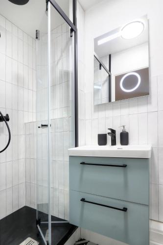 une salle de bain avec un lavabo et un miroir dans l'établissement Menorca, à Rennes